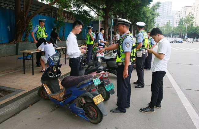 交警严查电动车违法，为啥超标车却有好消息？行内人士给出答案！