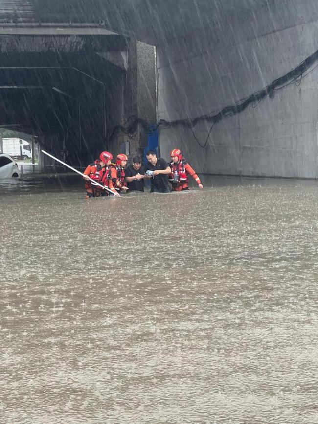 车辆涉水2人被困获救援