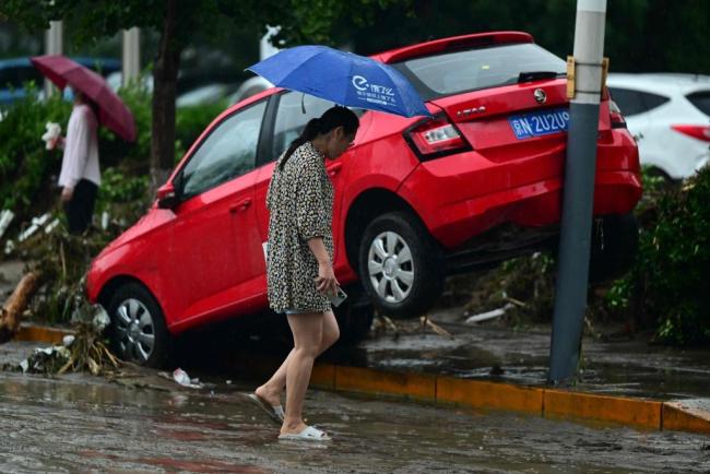 北京门头沟洪水已退：抛锚车辆横七竖八，道路泥泞
