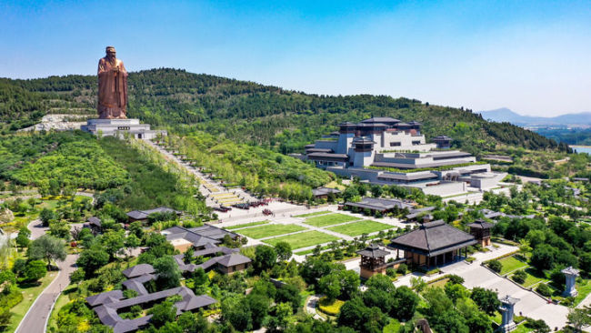 不断攀登新的思想高峰——深入学习和全面贯彻习近平新时代中国特色社会主义思想述评