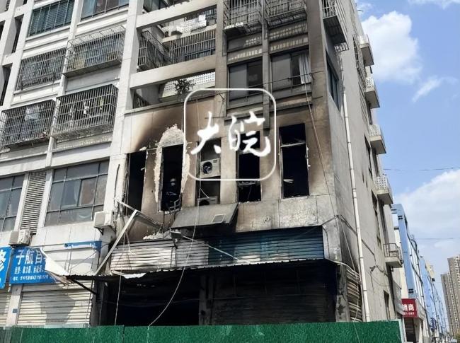 民警谈汽配城内店铺失火：起火时店铺内有6人 逃出4人