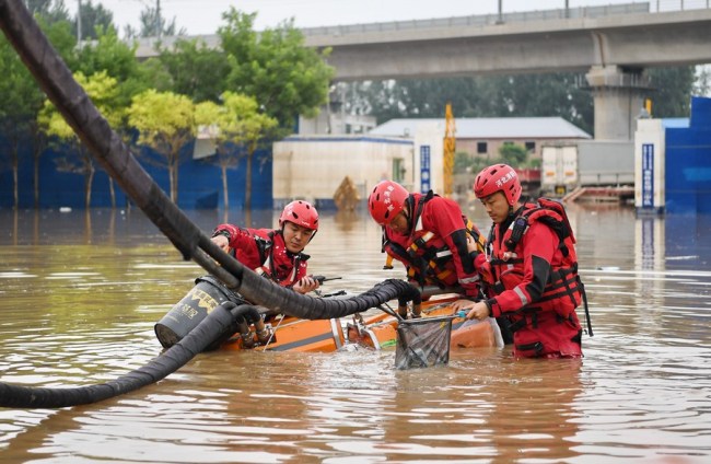 暴雨洪灾下中国救援力量守护民众安全