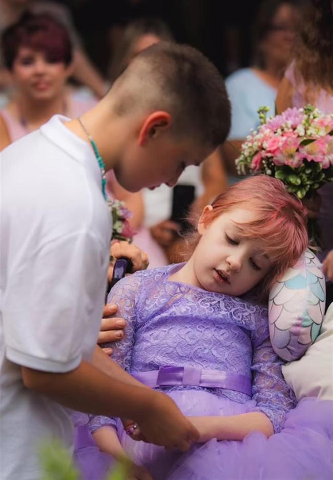 美国10岁女孩离世前“嫁给”小男友 父母含泪全程见证
