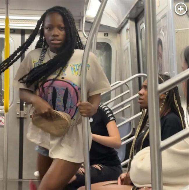在纽约地铁上殴打亚裔女性的黑人女孩自首，年仅16岁，被控犯有袭击罪