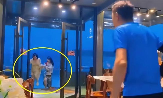 两人被海浪冲到餐厅门口 ，2人狼狈的模样在网络上曝光瞬间引发讨论