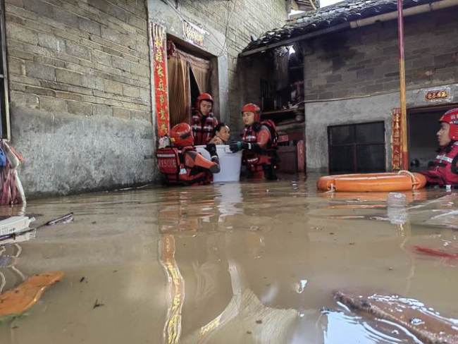 降雨致云南广南县出现内涝险情，民房被淹6人被困获救