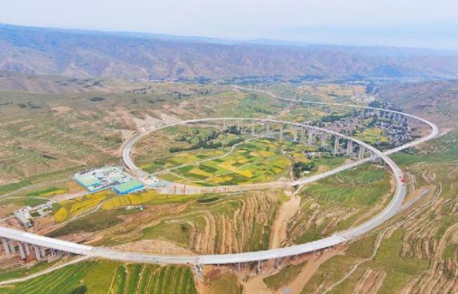 青海首座公路螺旋曲线桥实现合龙