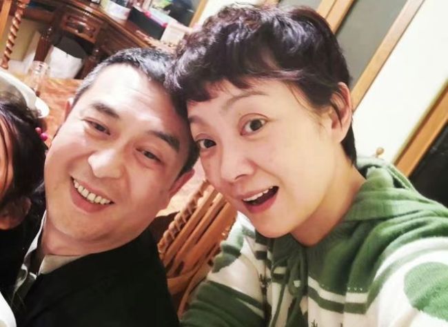 53岁张嘉译晒全家福!大一岁二婚老婆端庄大方,10岁女儿大智若愚