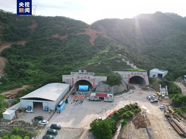 黄茅海跨海通道象山隧道双线贯通