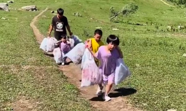 8名游客在景区里花1天时间捡40袋垃圾 呼吁：希望通过这件事情，大家能更加爱护环境