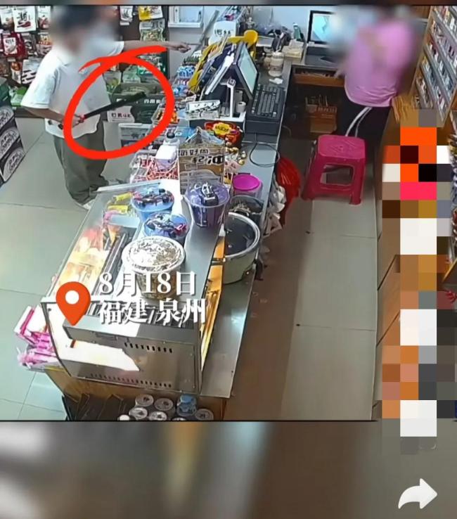 男子持刀抢劫店员被吓哭，幸遇付款顾客将其吓跑
