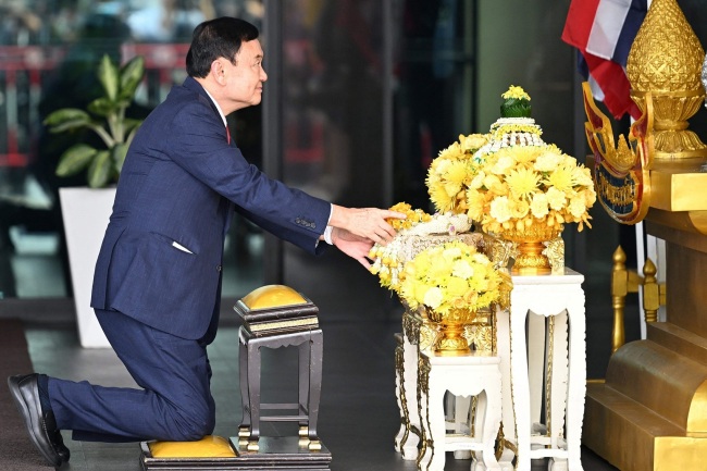 地产大亨从政不足一年就当选总理 是泰国前总理他信、英拉支持者