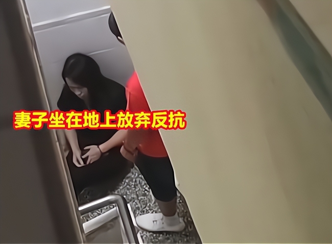 男子楼梯口踢踹掌掴女子 他们恩爱无间的外表下，藏着欺骗与伤害