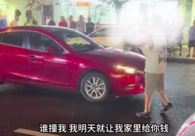 一男子疑失恋拦车大喊 目击者：以自杀威胁女友别分手