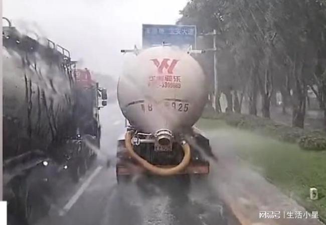 深圳洒水车在暴雨中洒水作业 网友质疑浪费水资源