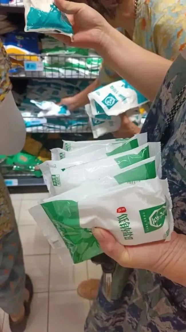 网友拍摄日本超市现状，福岛海鲜半价无人买，日企心态崩了：怎么自己人也这样？