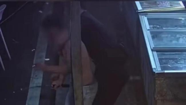 男子光着上身，拿着刀四处走动叫嚣，休班警员制服醉酒男子
