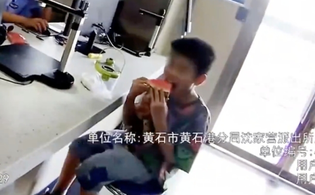男孩怕瓜有毒让民警先吃
