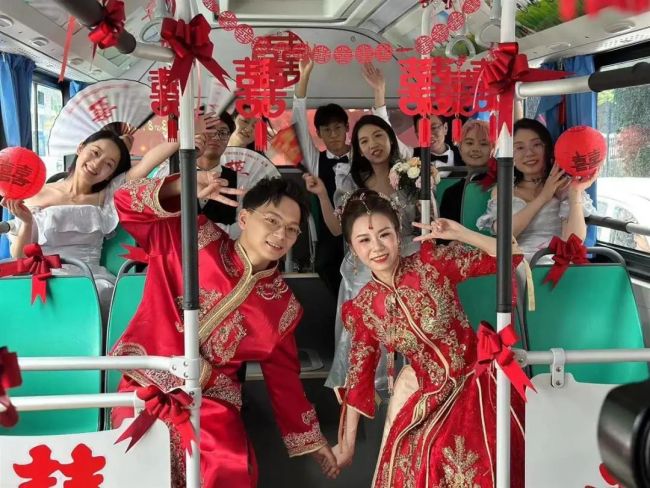 武汉情侣用公交车当婚车 车身上下贴满巨大婚纱照