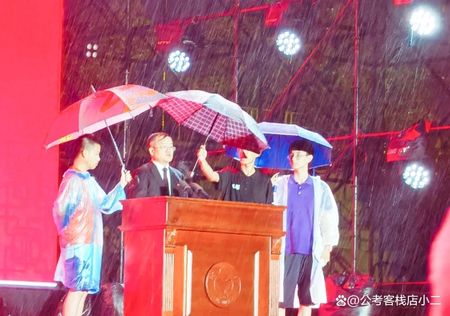 浙江大学校长致辞学生主动撑伞！