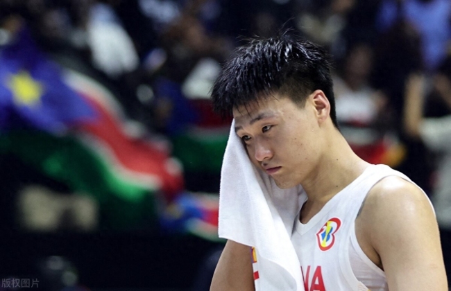中国男篮惨败爆发内讧！赵睿赵继伟互喷真因曝光，李凯尔说出实话