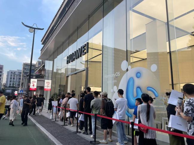 华为线下实体店火爆场面 消费者们蜂拥而至第一时间前往华为门店体验
