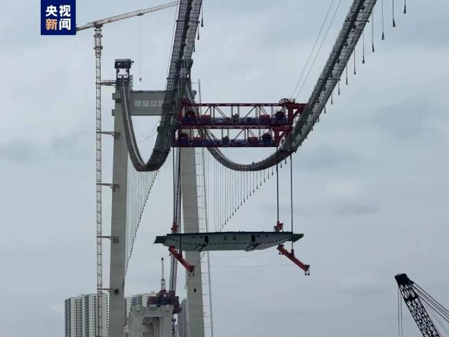 广西最长跨海大桥首榀双节段钢箱梁吊装完成