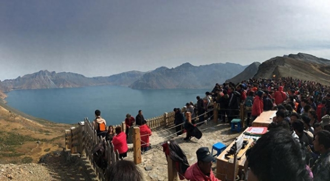 长白山景区回应最佳观看点被收费：承包出去了，并不是真正的最佳观赏点