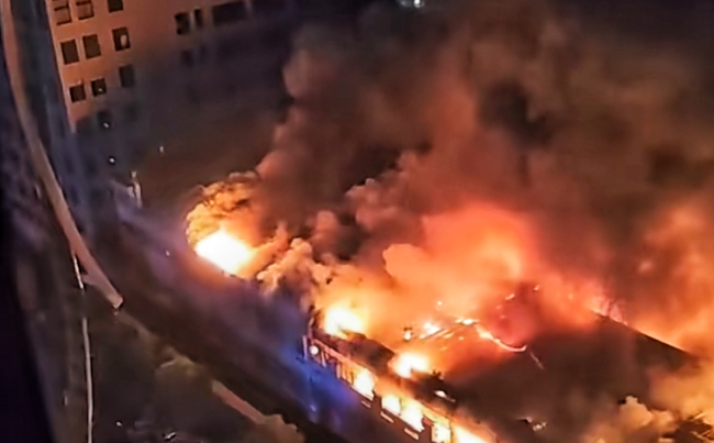 温州一鞋厂发生大火，现场火光冲天浓烟滚滚，暂无人伤亡