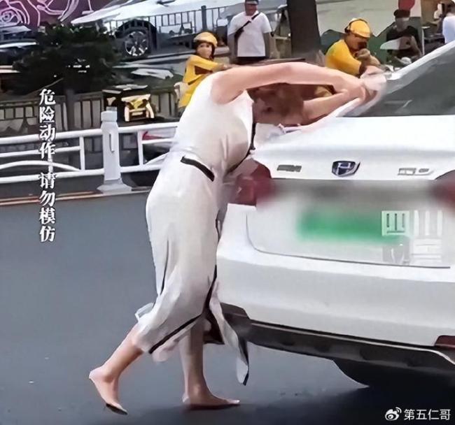 女子在马路中间用高跟鞋打砸车辆，<a href=