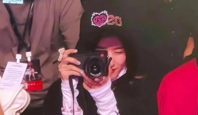 赵丽颖现身广州张碧晨演唱会为好友庆生