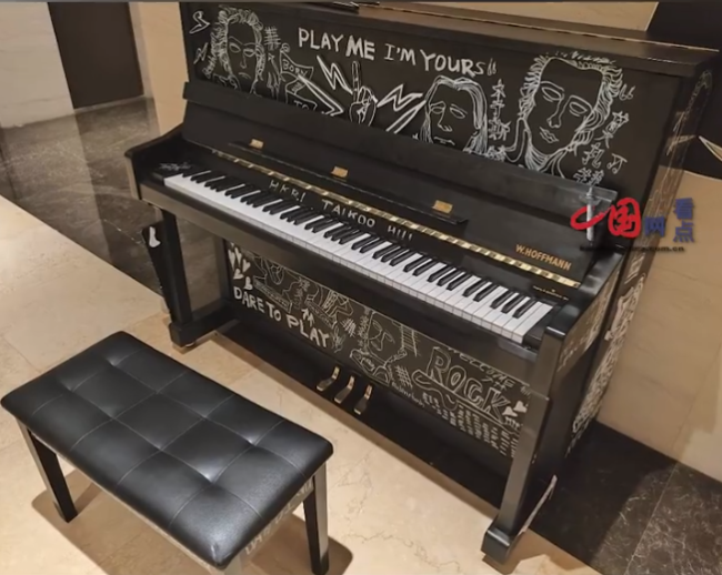 男子商场弹钢琴遭人辱骂 称自己被吵了整整两个小时