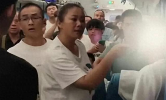 大妈怒斥火车上辱国小伙
