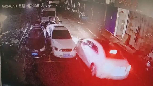 上海一女子为挪车位撞坏多辆车 警方：醉驾，已被刑拘！