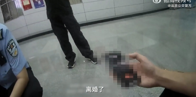 爸妈离异男孩被弃车站 独自在警务站门口抹泪