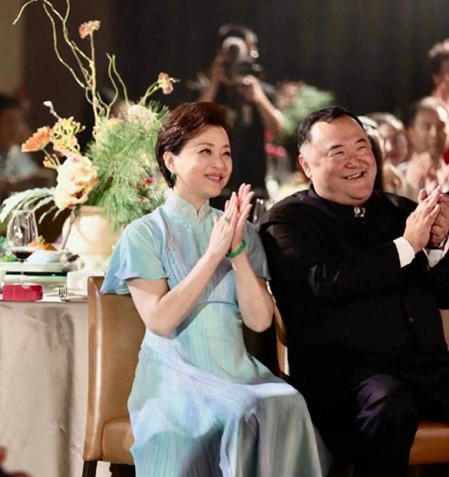 55岁杨澜高调秀恩爱！罕晒老公合影庆结婚28年，戴满翡翠气质超群