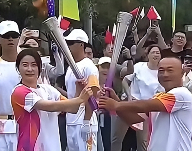 郭晶晶向观众挥手致意 参与火炬传递笑容满面引路人喝彩！