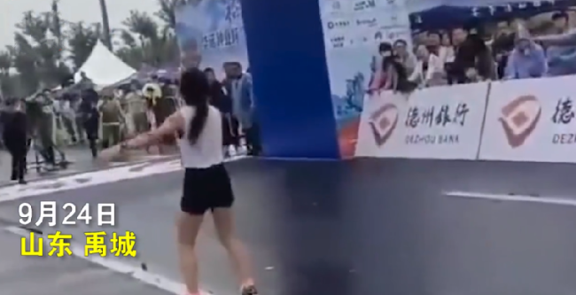 承办方回应女子马拉松冲刺突发痉挛: 经过数分钟的休息调整，女子已无大碍 !-图1