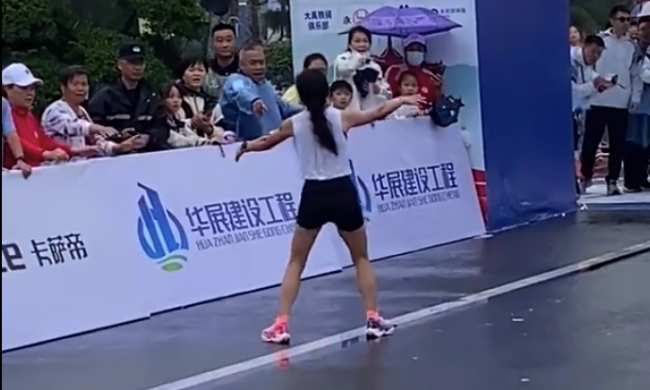 女子跑马拉松冲刺时突发不适，承办方：用力过度造成身体痉挛，女子：感谢及时扶住我的保安，我会健康地跑下去！