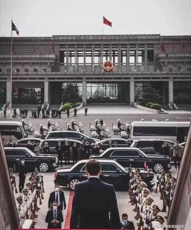 巴沙尔抵达北京 第一夫人穿青花瓷长裙致谢中国