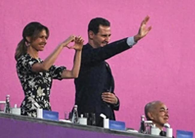 巴沙尔夫人被摸脸 游客的这种问好方式也引起的网友热议