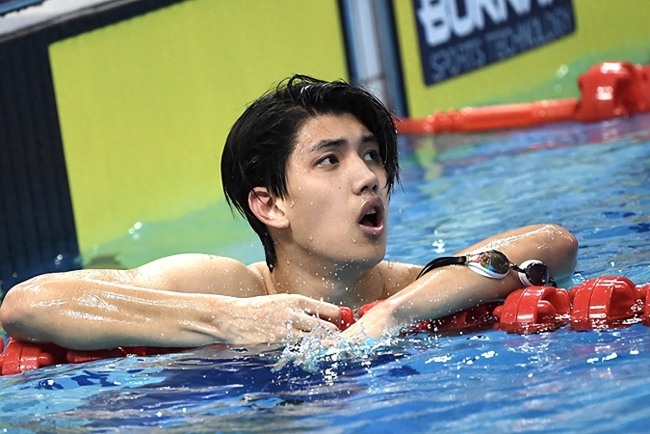 水中蛟龙费立纬游掉泳帽夺冠网友惊呼泳帽都跟不上他的速度