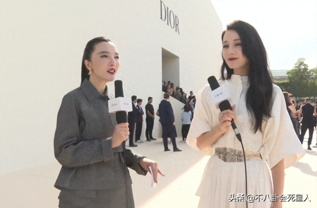 迪丽热巴金智秀同场看秀待遇天差地别：韩女星坐专车 公关总监亲自迎接