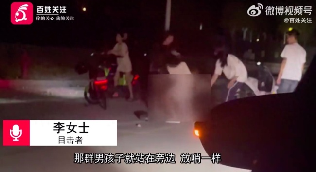 福州一女孩当街遭围殴脱衣裤 当地警方回应：正在处理