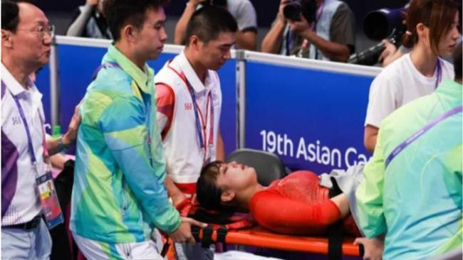 日本体操女将热身时受伤，中国观众送出全场最响亮的祝福掌声