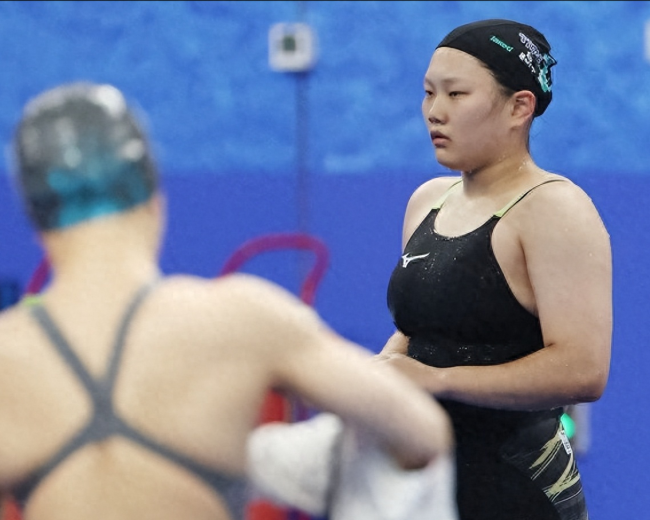 赛后朝鲜游泳运动员李惠景拒绝韩国记者采访