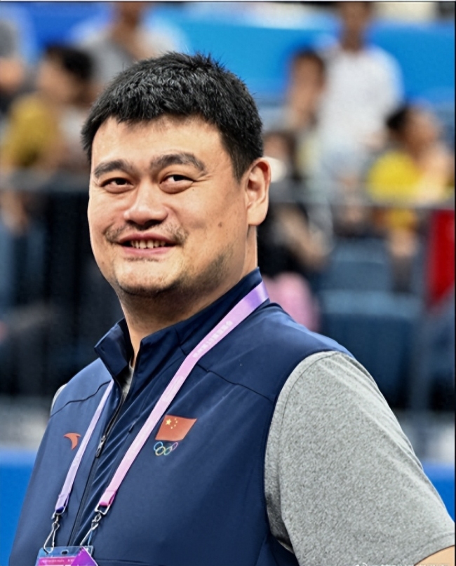 外国选手排队与姚明合影，“蹭”个合照也是趋之若鹜