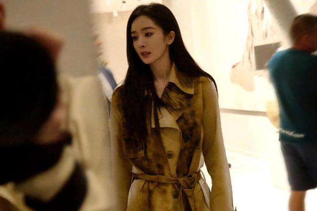 杨幂杨颖巴黎时装周造型一个悠闲高级，一个婀娜多姿