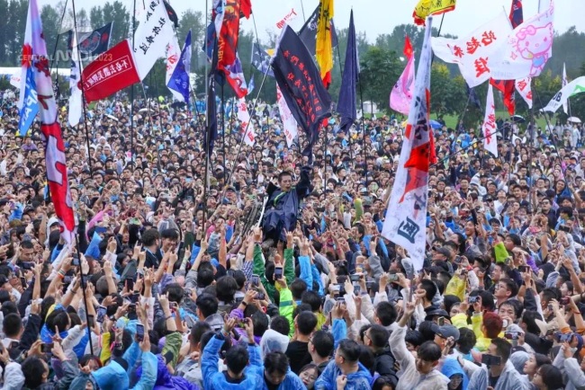 音乐节众人举起轮椅男生 画面温暖治愈又令人心潮澎湃