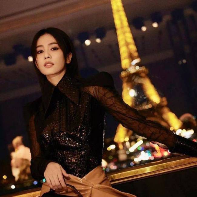 白鹿方辟谣去看疯马秀 网友：我们相信白鹿！因为她的咖位不够